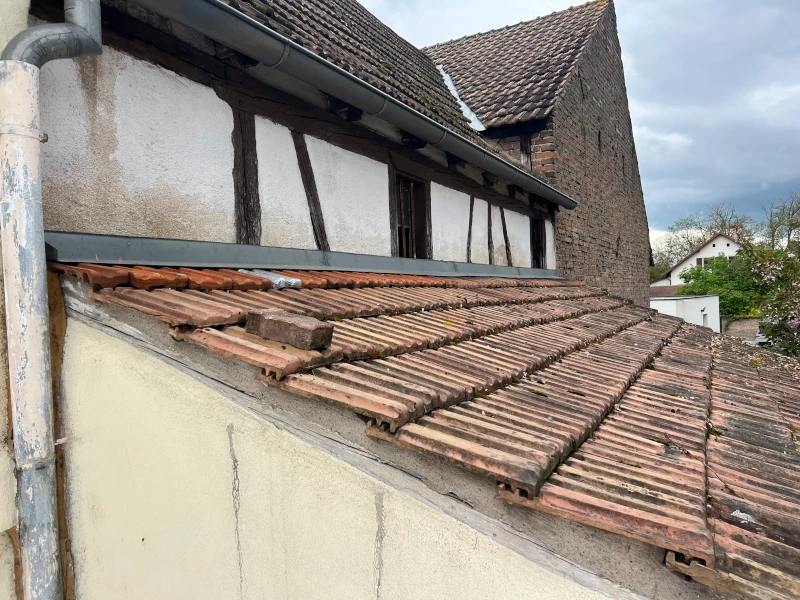 dépose d'une ancienne toiture en tuiles en Alsace par Klin Couverture